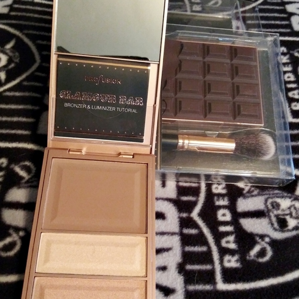 MAKEUP - Picture 6 of 8